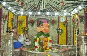 उज्जैन के छात्रों का अनोखा स्टार्टअप: बाबा महाकाल के फूलों से बना रहे इको-फ्रेंडली प्रोडक्ट्स
