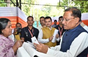 रायपुर : जनदर्शन : मुख्यमंत्री विष्णु देव साय ने आमजन की समस्याएँ सुनीं, मौके पर दिए त्वरित समाधान