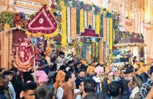 ओरछा में उत्सव: खजरी का मुकुट पहनकर बुंदेली अंदाज में निकले श्रीराम राजा सरकार