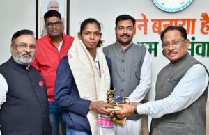 रायपुर : मुख्यमंत्री साय ने महिला कबड्डी विश्व कप की स्टार खिलाड़ी संजू देवी को दी बधाई