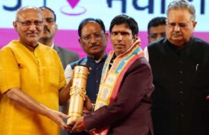 रायपुर : छत्तीसगढ रजत महोत्सव-2025 : उप राष्ट्रपति सीपी राधाकृष्णन ने छत्तीसगढ़ के 34 अलंकरण से 37 विभूतियों एवं 4 संस्थाओं को किया सम्मानित