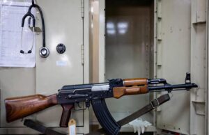 अनंतनाग के पूर्व डॉक्टर के लॉकर से AK-47 बरामद, जम्मू-कश्मीर पुलिस हैरान