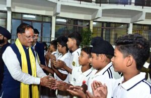 मुख्यमंत्री ने किया राजा रघुराज सिंह की प्रतिमा का अनावरण, स्टेडियम में उमड़ी भीड़