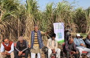 खेतों में लगाई चौपाल, योगी सरकार के कारण किसानों के जीवन में हुई उन्नति पर की गई चर्चा