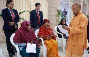 मुख्यमंत्री योगी आदित्यनाथ ने ‘जनता दर्शन’ में आये नागरिकों से की मुलाक़ात