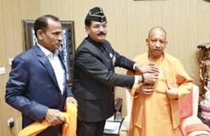 सशस्त्र सेना झंडा दिवस पर सीएम योगी ने फ्लैग पिन और स्मारिका का किया भव्य विमोचन