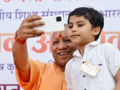 सेल्फी लेने की कोशिश कर रहे बच्चे को मुख्यमंत्री योगी आदित्यनाथ ने मंच पर बुलाया