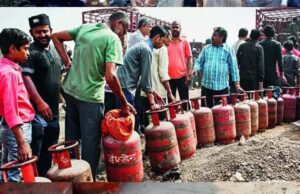 CG में LPG की किल्लत, एजेंसियों में लगी लंबी लाइनें; लोग बोले- “घंटों से तेज धूप में खड़े हैं”, लकड़ी-कोयले की बढ़ी डिमांड