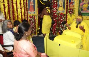 राष्ट्रपति द्रौपदी मुर्मू ने वृंदावन आश्रम में प्रेमानंद महाराज से की मुलाकात, राधे-राधे से हुआ स्वागत