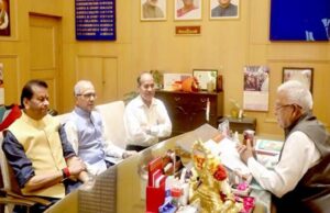 राज्यपाल पटेल से राज्य वित्त आयोग के अध्यक्ष पवैया ने सौजन्य भेंट की