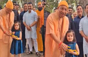5 साल की बच्ची ने CM योगी को दिया खिलौना बुलडोजर, वीडियो हुआ वायरल, मुख्यमंत्री हंसे