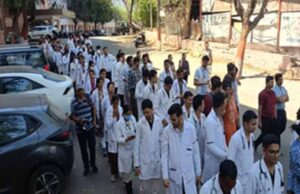 MP के मेडिकल कॉलेजों में 8 हजार डॉक्टर्स हड़ताल पर, स्टापेंड संशोधन लागू न होने पर प्रदर्शन से इलाज ठप