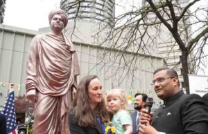 सिएटल के वेस्टलेक स्क्वायर में स्वामी विवेकानंद की पहली जीवन-आकार कांस्य प्रतिमा का अनावरण