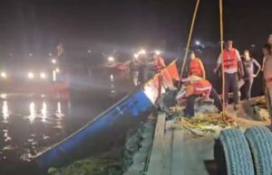वृंदावन में बोट डूबने के बाद 10 की मौत, घंटों बाद दलदल में फंसी मिली बोट, 5 लोग अब भी लापता