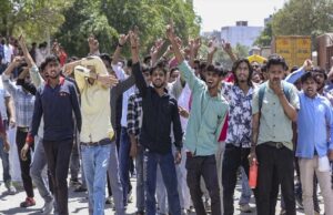 20 हजार सैलरी की डिमांड पर अड़े कर्मचारी, फैक्ट्रियों में काम बंद, पुलिस पर पत्थरबाजी