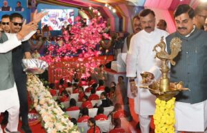 मुख्यमंत्री डॉ. मोहन यादव ने बच्चों पर की पुष्प वर्षा, हजारों बच्चों ने प्रदेश के स्कूलों में लिया प्रवेश