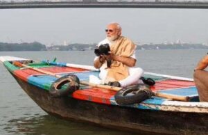 पीएम मोदी ने हुगली नदी में नाव की सवारी की, नाव चलाने वाले को गले लगाकर ₹1000 दिए; 5 दिन पहले खाया था झालमुड़ी