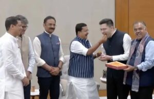 बीजेपी में शामिल हुए राघव चड्ढा, राज्यसभा सांसद राघव चड्ढा, संदीप पाठक और अशोक मित्तल, नितिन नवीन ने खिलाई मिठाई