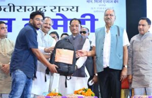 मुख्यमंत्री विष्णु देव साय ने हज यात्रियों को वितरित किया फर्स्ट एड किट: सफल हज यात्रा के लिए शुभकामना देकर यात्रियों का किया स्वागत