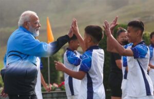 पीएम मोदी ने फुटबॉल मैच में गोल के बाद खिलाड़ियों के साथ मनाया जश्न, देखिए तस्वीरें