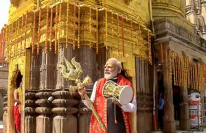 एक हाथ में त्रिशूल, दूसरे में डमरू और पीछे दमकता मंदिर… पीएम मोदी की काशी विश्वनाथ पूजा की मंत्रमुग्ध कर देने वाली तस्वीर