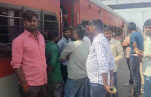 LPG संकट ने बढ़ाई प्रवासियों की मुसीबत, काम छोड़कर गांव लौट रहे मजदूर