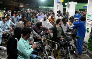 पाकिस्तान में बढ़ी तेल की कीमतें, पेट्रोल 458 रुपए लीटर और डीजल 520 पार, आम जनता की कमर टूटी