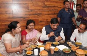 काशी की प्रसिद्ध कचौड़ी-पूरी का स्वाद लेते दिखे सीएम मोहन यादव, सादगी ने जीता लोगों का दिल