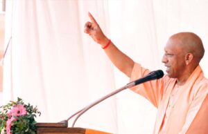 भाजपा के स्थापना दिवस पर सीएम योगी ने गोरखनाथ मंदिर के हिंदू सेवाश्रम भवन पर फहराया पार्टी का झंडा