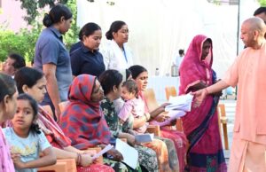 जनता दर्शन: गोरखनाथ मंदिर में 200 लोगों से मुलाकात कर उनकी समस्याएं सुनीं मुख्यमंत्री योगी आदित्यनाथ ने