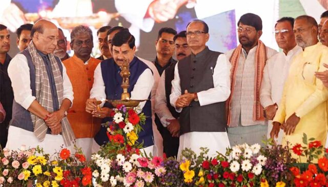 rajnath_with_mohan.jpg