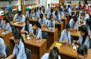 भोपाल में आज अधिकारी बने शिक्षक, 102 सरकारी स्कूलों में अफसरों ने ली क्लास, बच्चों से किया संवाद