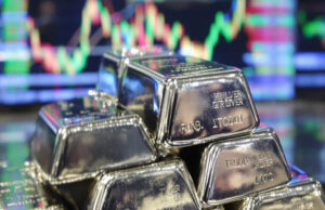 हाई से अब भी ₹2.06 लाख सस्ती चांदी, सोना ₹53,000 टूटा, जानें ताजे भाव