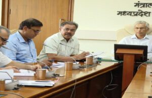जनसुनवाई में आत्मदाह की घटनाओं पर भड़के CS अनुराग जैन, कलेक्टरों से पूछा- यही सुशासन है?