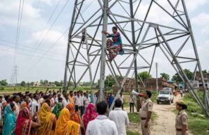 प्रेमी के घर जाने की जिद में हाईटेंशन पोल पर चढ़ी किशोरी, ढाई घंटे बाद पुलिस ने उतारा