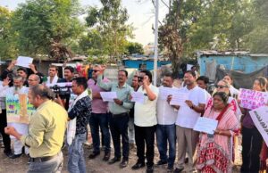 अयोध्या नगर में पेड़ों की कटाई पर फूटा जनआक्रोश, पर्यावरण प्रेमियों ने किया विशाल प्रदर्शन