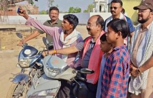 Arun Sao का अनोखा अंदाज: विकास कार्यों के निरीक्षण के लिए स्कूटी से निकले