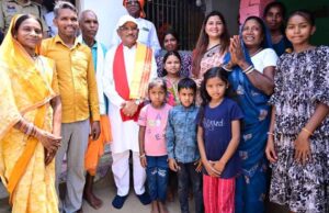 ग्रामीण के न्योते पर गृह प्रवेश करवाने पहुंचे मुख्यमंत्री साय