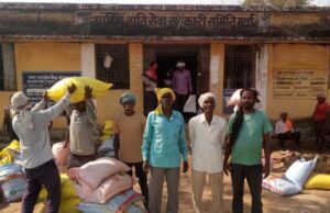 किसान चोवाराम एवं बेनीराम ने खाद, बीज के वितरण की व्यवस्था की सराहना की