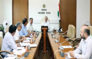 हर जिला अपनी अर्थव्यवस्था बनाने की पहल करे