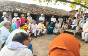 मंत्री परमार ने कुआं हादसे में दिवंगत श्रमिकों के परिजन से की भेंट