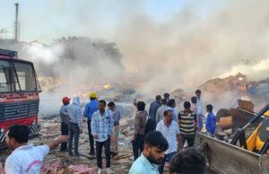 देवास में पेपर फैक्ट्री में भीषण आग, लाखों का कच्चा माल जलकर खाक