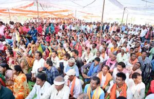 मुख्यमंत्री विष्णु देव साय ने बरगद के पेड़ के नीचे लगाई चौपाल, सुनी ग्रामीणों की समस्याएं