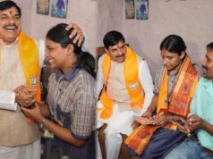 स्कूटी से 12वीं टॉपर चांदनी के घर पहुंचे CM मोहन यादव, तंग गलियों में देख लोग रह गए हैरान