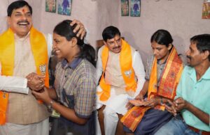 स्कूटी से 12वीं टॉपर चांदनी के घर पहुंचे CM मोहन यादव, तंग गलियों में देख लोग रह गए हैरान