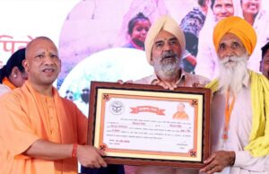 मुख्यमंत्री ने विभिन्न योजनाओं के लाभार्थियों को दिया आवंटन पत्र, चेक, मकान की चाबी व सम्मान
