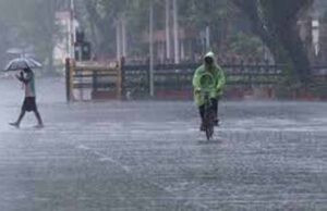 यूपी में देर रात बारिश से बदला मौसम, गर्मी से राहत लेकिन उमस ने बढ़ाई परेशानी