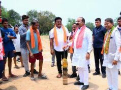 जंगल के बीच क्रिकेट का मैदान और उप मुख्यमंत्री अरुण साव के हाथ में बैट