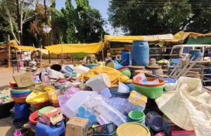 अवैध निर्माण पर चला बुलडोजर, 7 दुकानें ढहाईं; कार्रवाई के दौरान बुलडोजर के आगे लेटी महिला