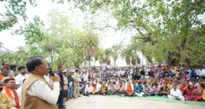 बरगद की छांव में सजी मुख्यमंत्री की चौपाल : सक्ती जिले के ग्राम ठठारी में ग्रामीणों से किया सीधा संवाद